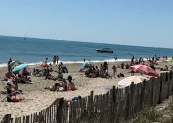 Soleil et foule sur les plages pour une première journée printanière à 25°C
