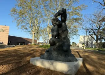 Un colosse mythologique sur l'Esplanade Charles-de-Gaulle