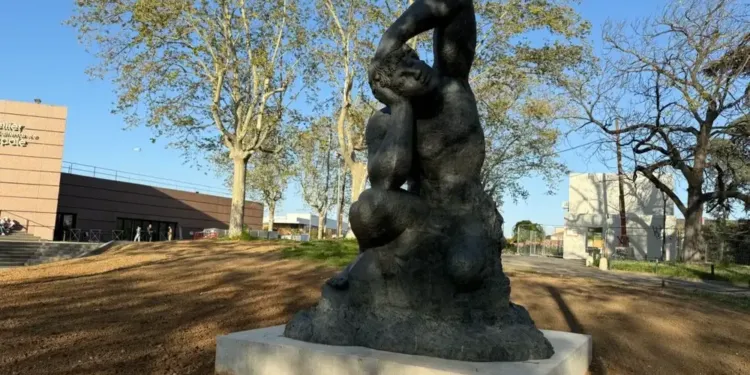 Un colosse mythologique sur l'Esplanade Charles-de-Gaulle