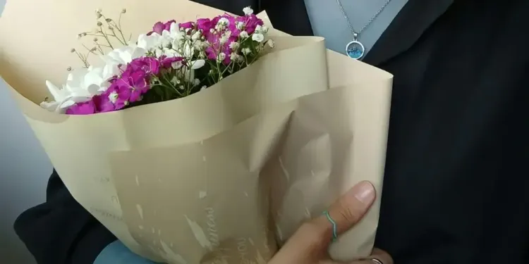 Comment Choisir Et Offrir Un Bouquet Qui Emeut Vraiment