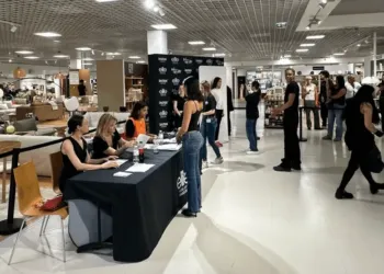 Longue file d'attente pour le rêve Elite Model Look aux Galeries Lafayette