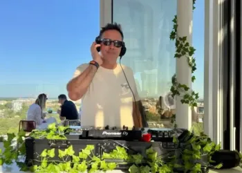 Une Guinguette Electro Perchee En Haut De Larbre Blanc