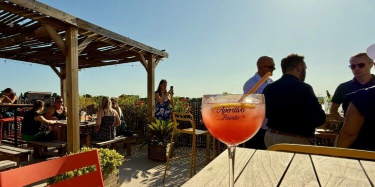 Cocktails et soleil sur le rooftop du Jost Hôtel