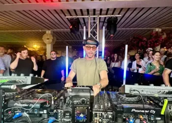 Musique Electro The Avener En Performance Au Carre Mer