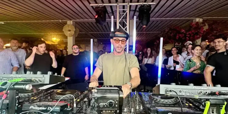 Musique Electro The Avener En Performance Au Carre Mer