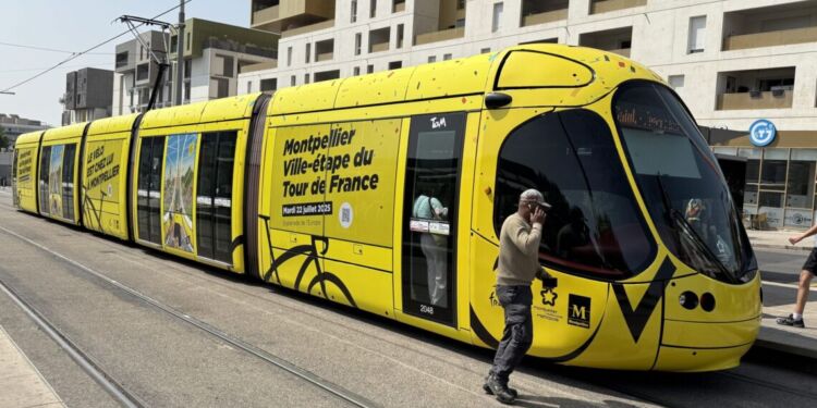 Un tram aux couleurs du Tour de France à Montpellier
