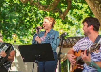 Villeneuve Les Maguelone Lete Sinstalle A La Chapelle La Musique Dedans Les Etoiles Dehors