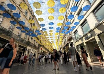 500 ombrelles pour protéger les passants de la rue de la Loge