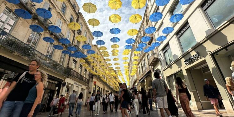 500 ombrelles pour protéger les passants de la rue de la Loge