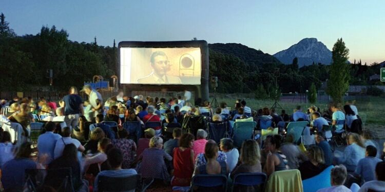 L'été s'anime : Cinéma en plein air sous les étoiles au Grand Pic Saint-Loup