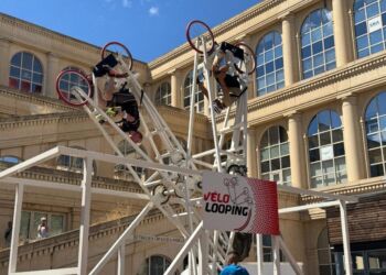 Montpellier Un Velo Looping Devant Le Polygone
