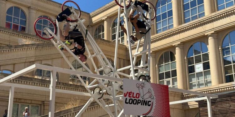 Montpellier Un Velo Looping Devant Le Polygone