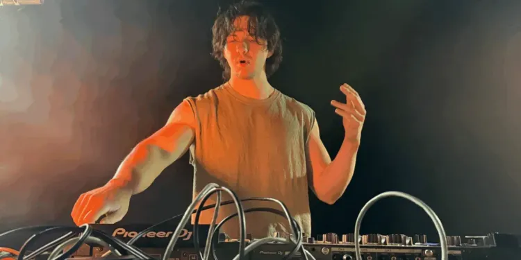 Un coucher de soleil avec Petit Biscuit au Carré Mer