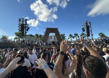 Le tarmac de l'aéroport en ébullition : 10 000 festivaliers embarquent pour le Sunday Music
