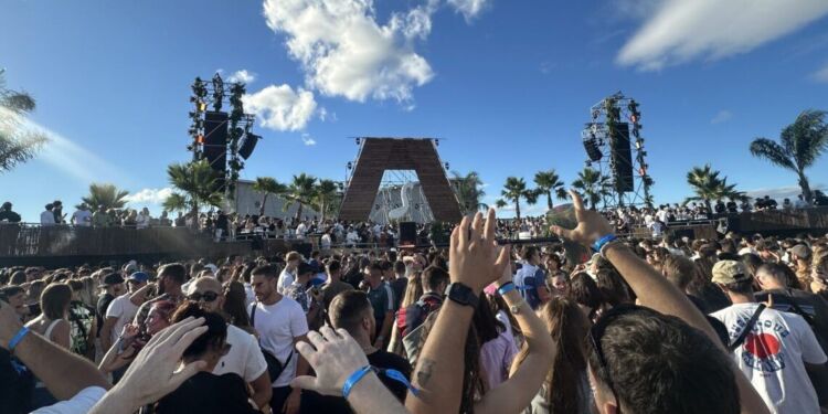 Le tarmac de l'aéroport en ébullition : 10 000 festivaliers embarquent pour le Sunday Music