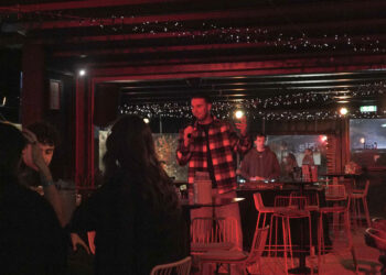 Le Redline : la nouvelle scène stand-up qui électrise le Coyot Bar