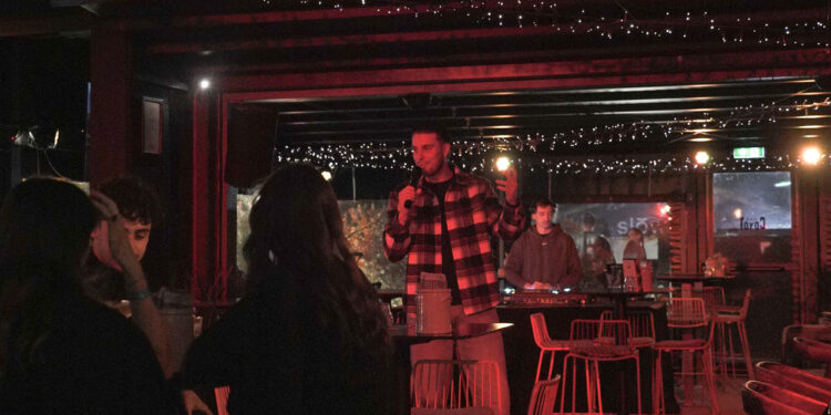 Le Redline : la nouvelle scène stand-up qui électrise le Coyot Bar