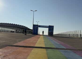 Un "Rainbow Flag" géant accueille les voyageurs à la Gare Sud de France