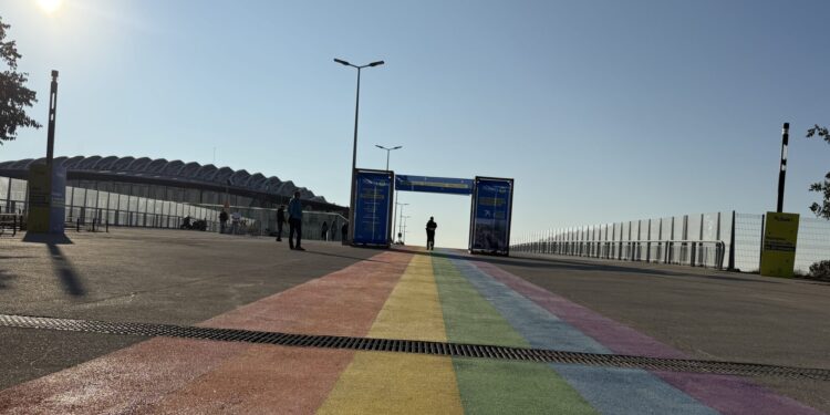 Un "Rainbow Flag" géant accueille les voyageurs à la Gare Sud de France