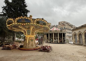 Montpellier : Installation du nouveau manège de chaises volantes sur l'Esplanade Charles-de-Gaulle.