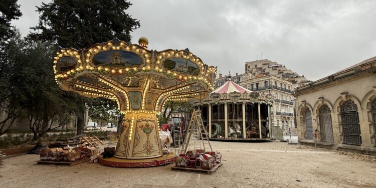 Montpellier : Installation du nouveau manège de chaises volantes sur l'Esplanade Charles-de-Gaulle.