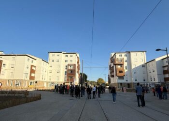 Les familles du Val de Croze mettent la main à la pâte pour végétaliser leur nouvelle Place de Chine