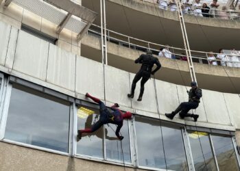 Des Super-héros au grand cœur enchantent les enfants de l&rsquo;hôpital Arnaud-de-Villeneuve