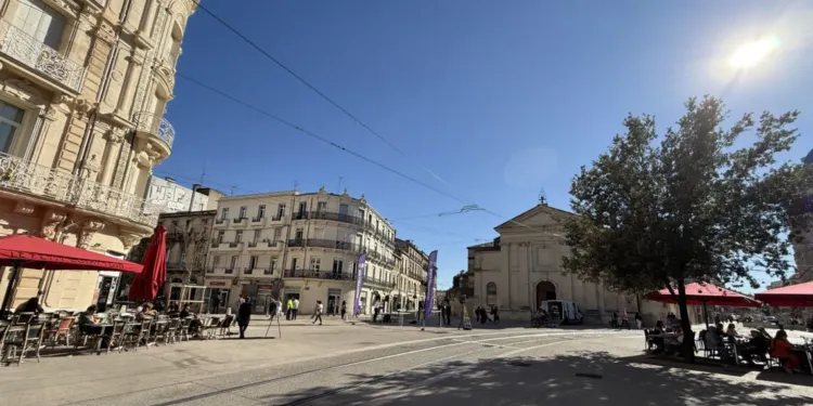 Respirez La Place Saint Denis Enterre La Voiture Pour Renaitre En Lieu De Vie