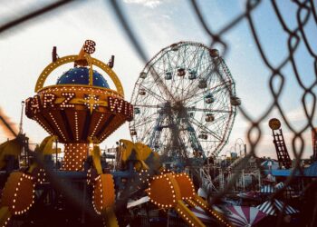 Une fête foraine dans les arènes du Crès