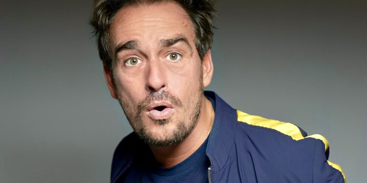 Kevin Levy transforme sa peine en triomphe humoristique à Palavas