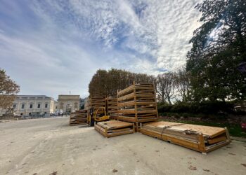 C’est un marché de Noël avec une centaine de commerçants et artisans locaux, qui vous invitent à découvrir et goûter les produits régionaux, allant des friandises aux huîtres, en passant par le vin chaud, la décoration, les jouets ou les bijoux…