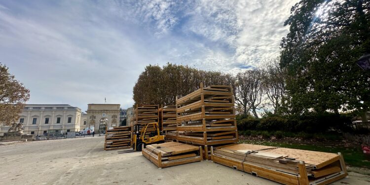 C’est un marché de Noël avec une centaine de commerçants et artisans locaux, qui vous invitent à découvrir et goûter les produits régionaux, allant des friandises aux huîtres, en passant par le vin chaud, la décoration, les jouets ou les bijoux…