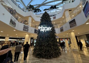 Montpellier : Un sapin géant illumine le Polygone pour les Fêtes 