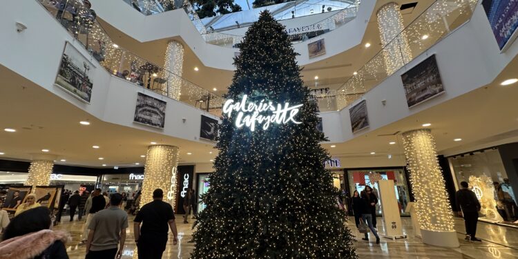 Montpellier : Un sapin géant illumine le Polygone pour les Fêtes