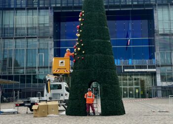 La magie de Noël s'installe sur le parvis de la Mairie