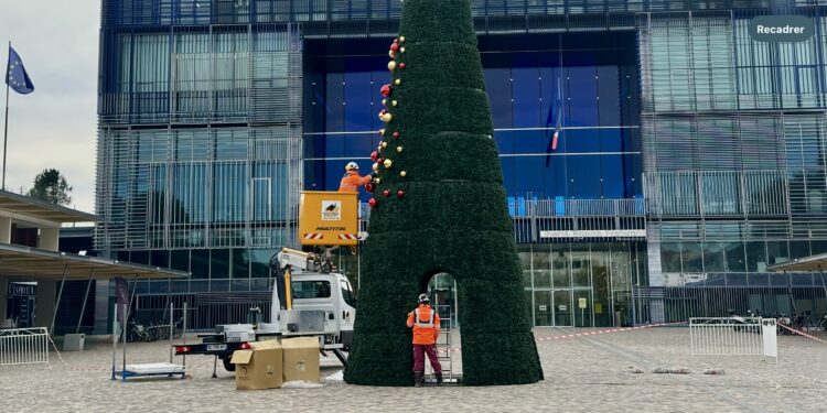La magie de Noël s'installe sur le parvis de la Mairie
