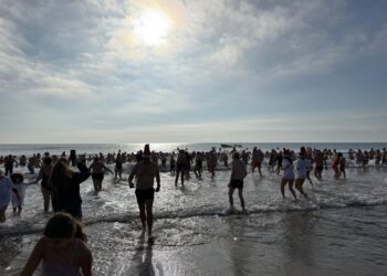 Palavas : 330 participants pour le bain des Restos du Coeur dans une eau à 14°