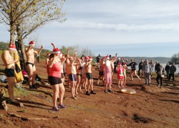 Le grand bain de Noël au Lac du Salagou