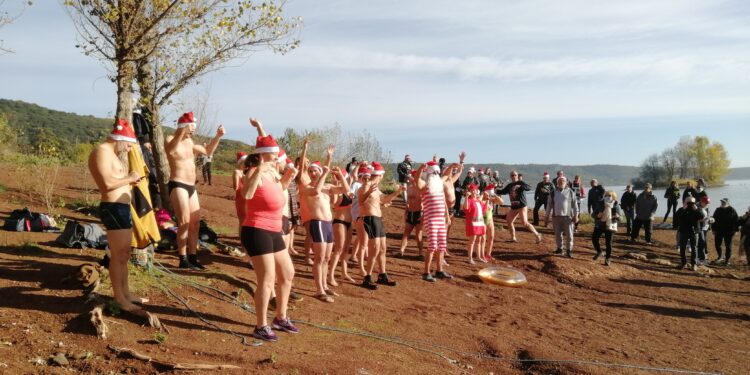 Le grand bain de Noël au Lac du Salagou
