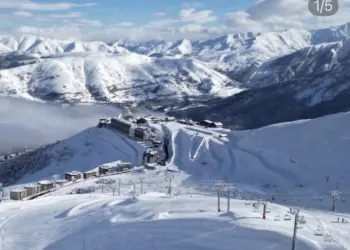 Or Blanc Et Grand Bleu A La Station De Ski De Font Romeu