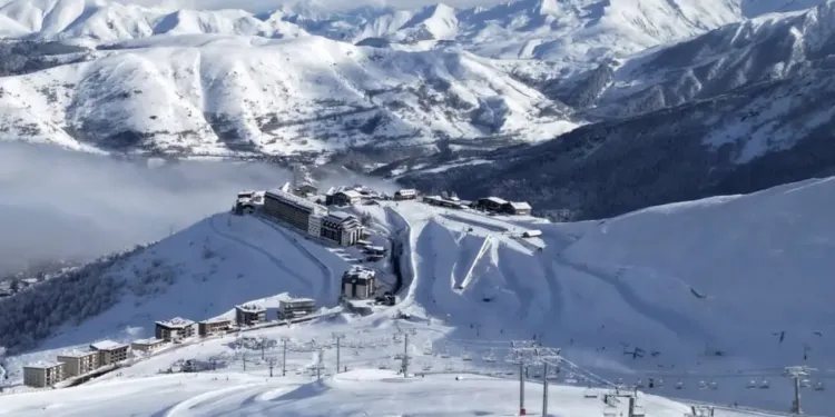 Or Blanc Et Grand Bleu A La Station De Ski De Font Romeu