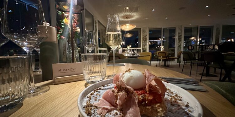 Entre appart’hôtel premium, espaces de coworking innovants, rooftop et restaurant panoramique, nous vous invitons à vivre une expérience urbaine unique.