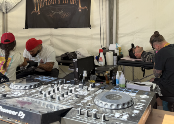 Faites-vous tatouer au rythme du DJ dans ce stand au FISE 2026