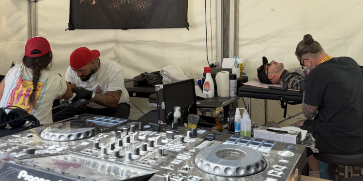 Faites-vous tatouer au rythme du DJ dans ce stand au FISE 2026