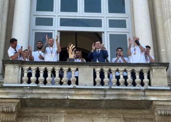 Les bras levés face aux supporters : Le MHB offre sa 15e Coupe de France depuis le balcon de l'Opéra