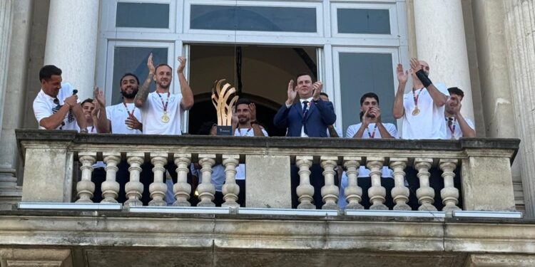 Les bras levés face aux supporters : Le MHB offre sa 15e Coupe de France depuis le balcon de l'Opéra