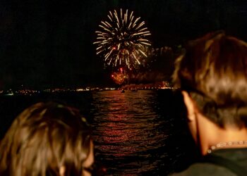 Embarquez sur un catamaran pour le grand feu d'artifice