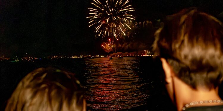 Embarquez sur un catamaran pour le grand feu d'artifice