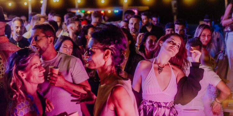 Block Party à l’Effet Mer : Une soirée groovy entre house, disco et tech-house les pieds dans le sable