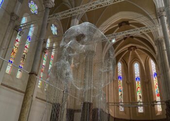 Le sculpteur Jaume Plensa s’empare de la verticalité sacrée du Carré Sainte-Anne